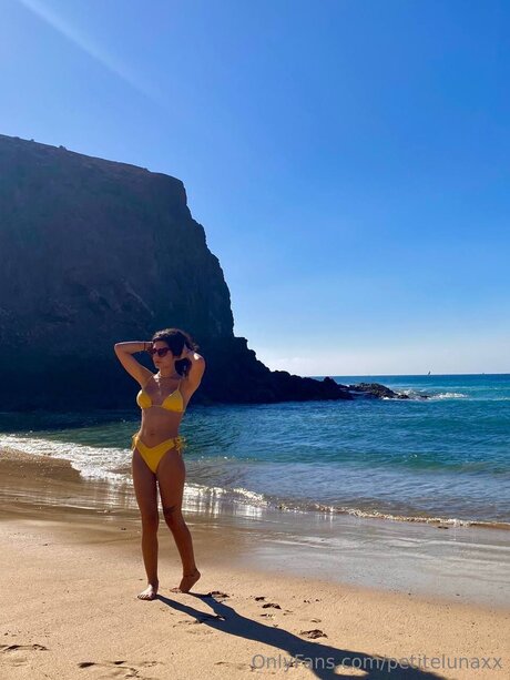 Petitelunaxx onlyfans ass