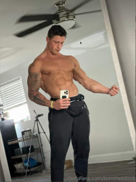 Tomtheb0mb naked onlyfans pics