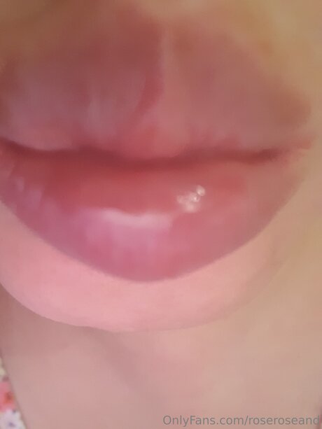 Roseroseand onlyfans content