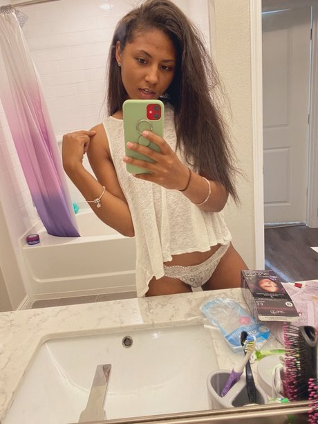 Leah MilkDiamond onlyfans striptease