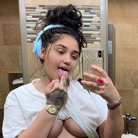 Mulan Vuitton onlyfans model photo