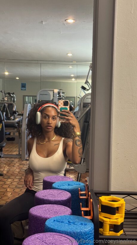 Zoeysinnfree onlyfans model photos