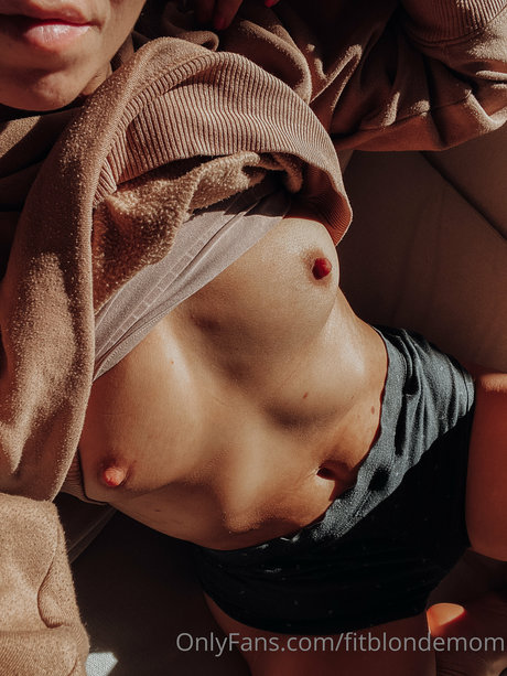 Fit Blonde Mom_ free onlyfans