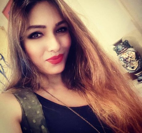 Zoya Rathore onlyfans leaks.