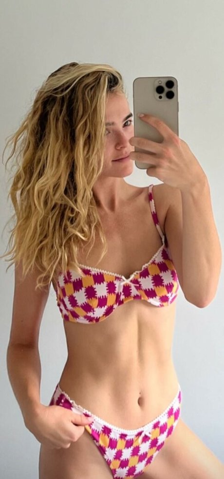 Zoey Deutch onlyfans archives