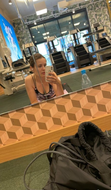 zoenafree onlyfans striptease