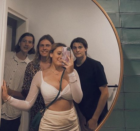 Zoe H onlyfans leakd