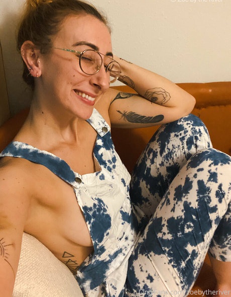 zoebytheriverfree onlyfans nude porn