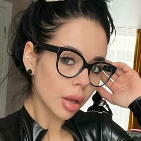 TinaKross onlyfans explicit content