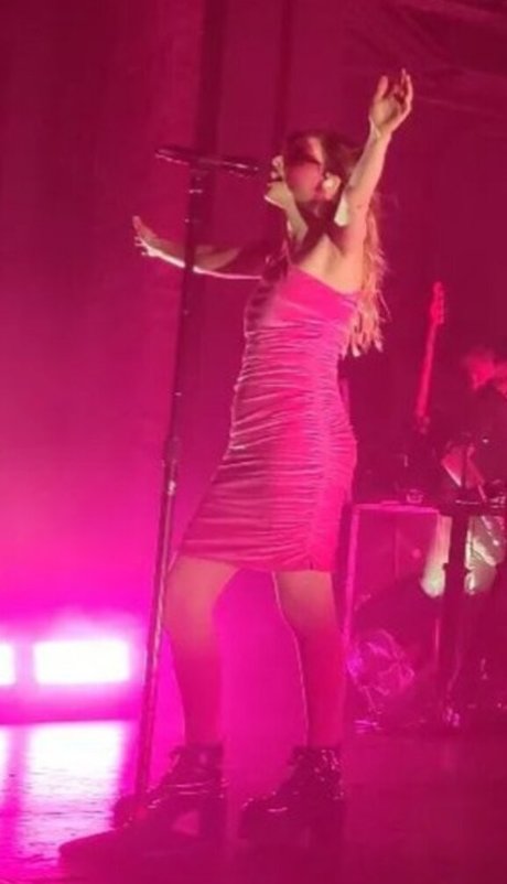 Lauren Mayberry onlyfans ass