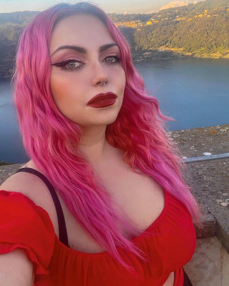 Red Lilium naked on onlyfans