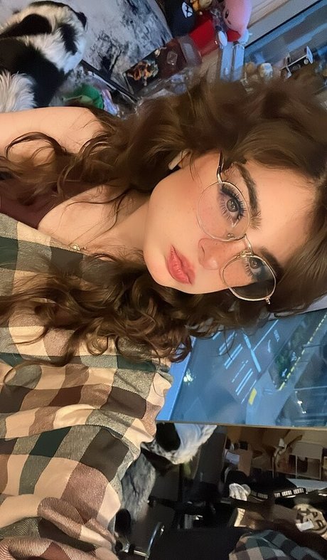 Aruuu strip onlyfans