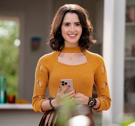 Laura Marano desnuda onlyfans