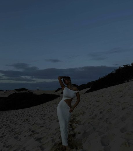 Ella Cervetto onlyfans strip tease