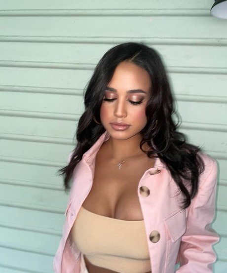 Emily Tosta Profile pic