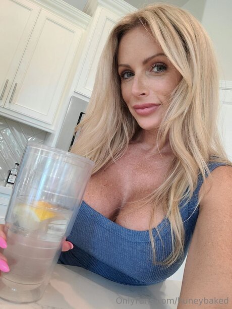 Huneybaked nude onlyfans