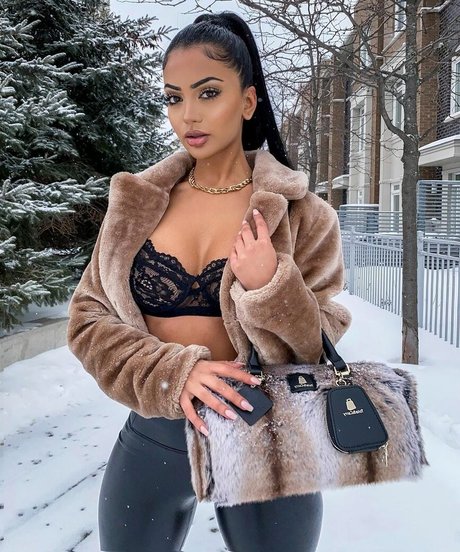 Aneeqa Farid onlyfans posts