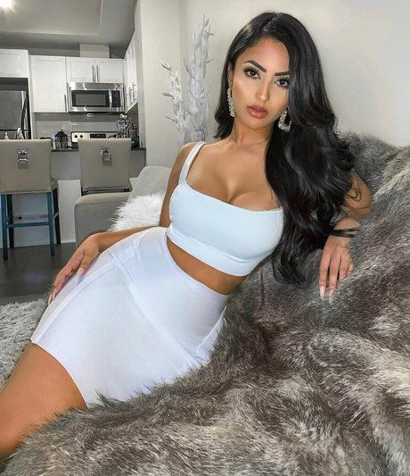 Aneeqa Farid ass onlyfans