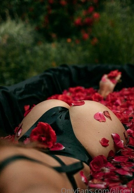 alice l onlyfans nudes