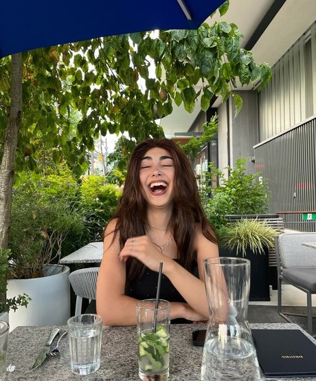 Alexa Mansour topless onlyfans