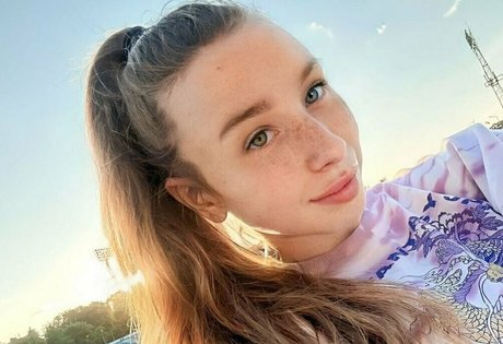 tinyellie topless onlyfans