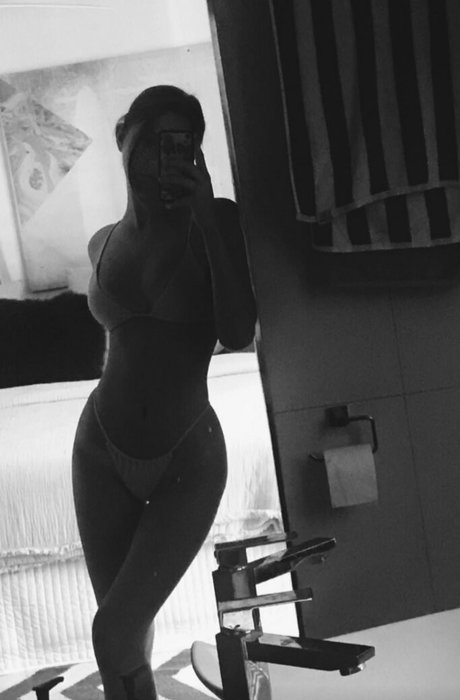 mia phillipson desnuda onlyfans