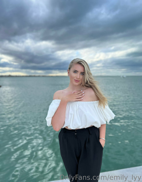 emily lyy onlyfans sex leak