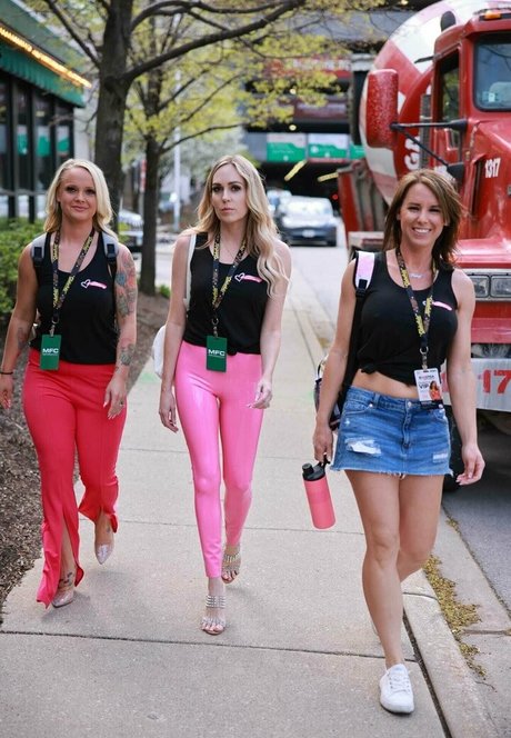 thehotwifetour onlyfans nude photos