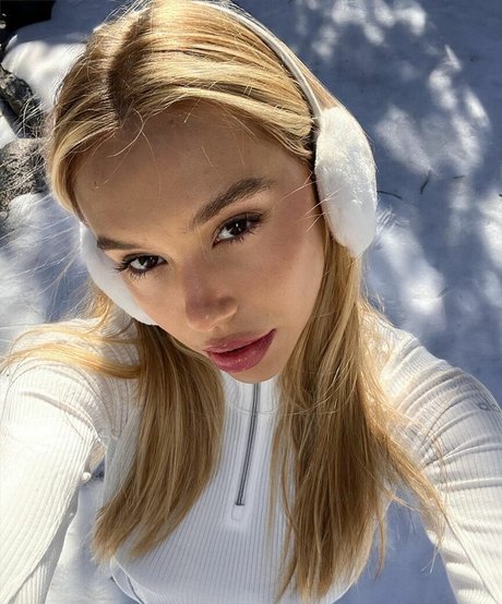 Alexis Ren onlyfans nude content