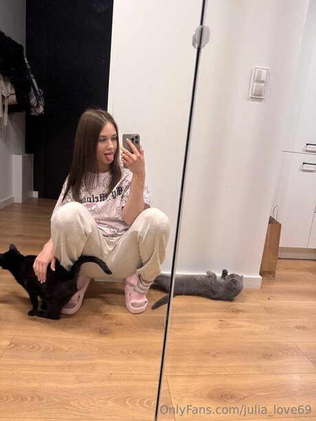 Julia Love69 onlyfans model