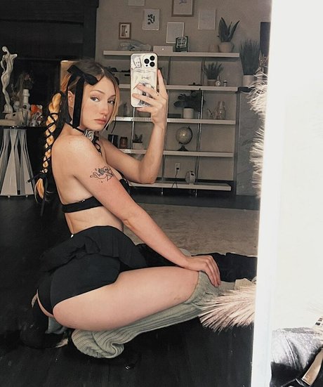 Lacy Lotus onlyfans content