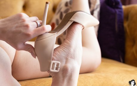 Bella Mur onlyfans striptease