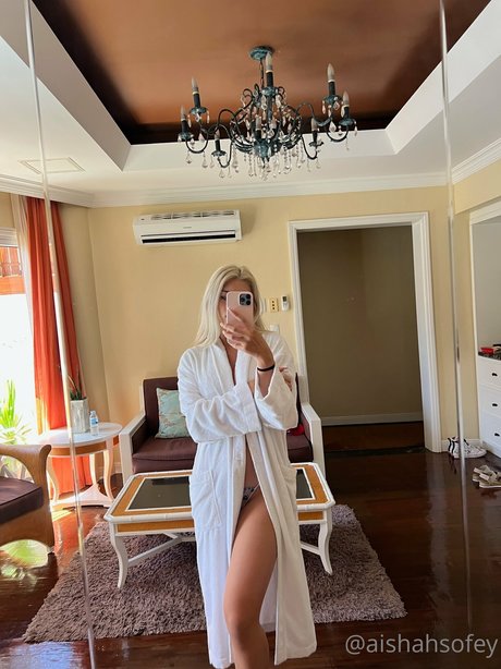 Aishah Sofey onlyfans striptease