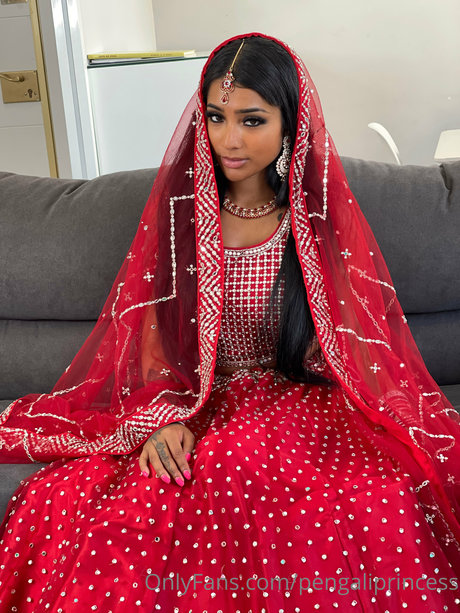 Yasmina Khan onlyfans striptease