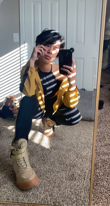 Chandradez onlyfans model images