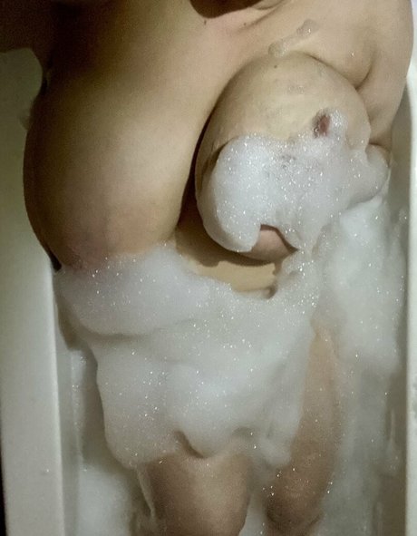 Bella Gold onlyfans pictures