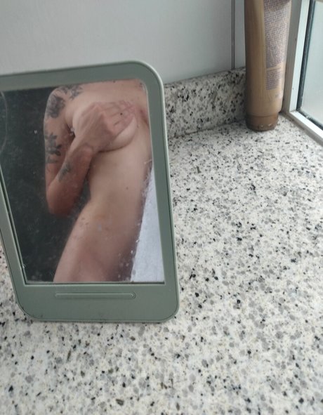 Liz Oliver onlyfans model photos