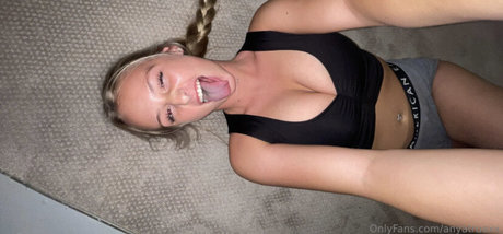 Anya Truaxx naked onlyfans pics