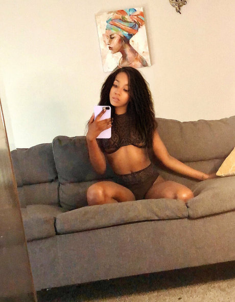 aprilraeee nude onlyfans leaks