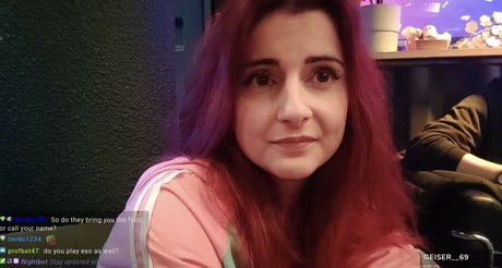 AnnieFuchsia onlyfans images