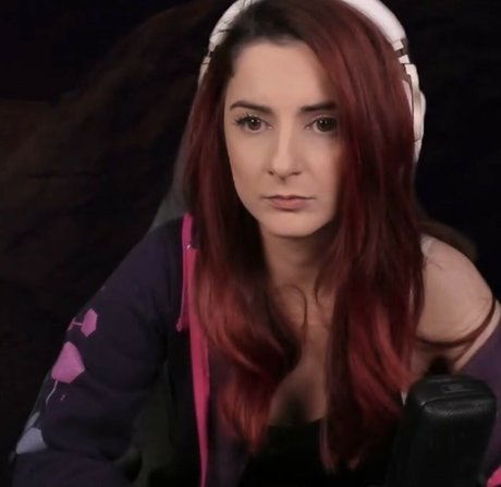 AnnieFuchsia onlyfans nude photos