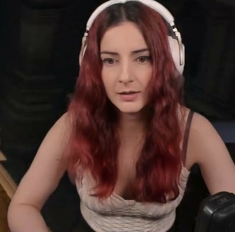 AnnieFuchsia onlyfans posts