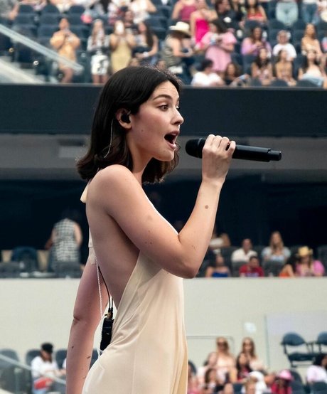 Gracie Abrams nude onlyfans