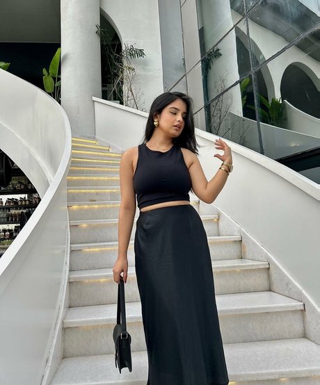 Aarushi Abrol onlyfans striptease