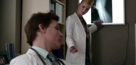 Betty Gilpin Profile pic