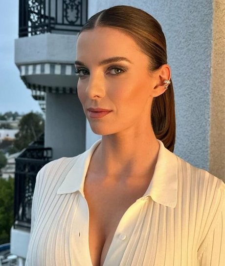 Betty Gilpin naked onlyfans