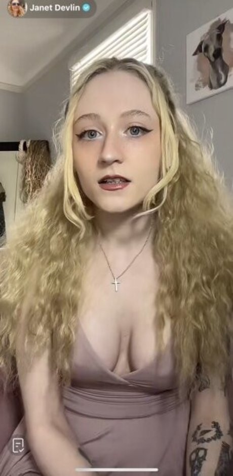 Janet Devlin onlyfans fotos