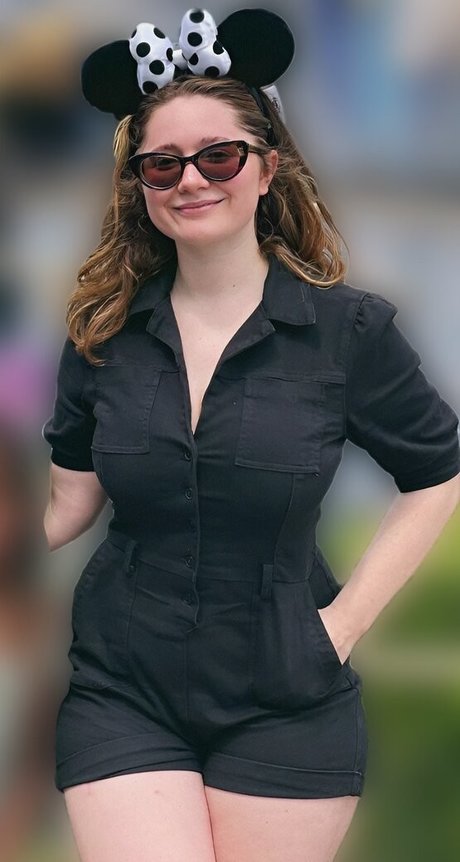 Emma Kenney naked onlyfans pics