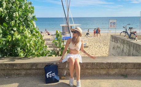 Laure Valee Profile pic