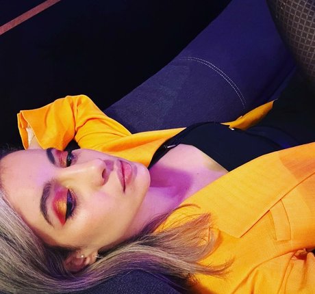 Laure Valee onlyfans strip tease